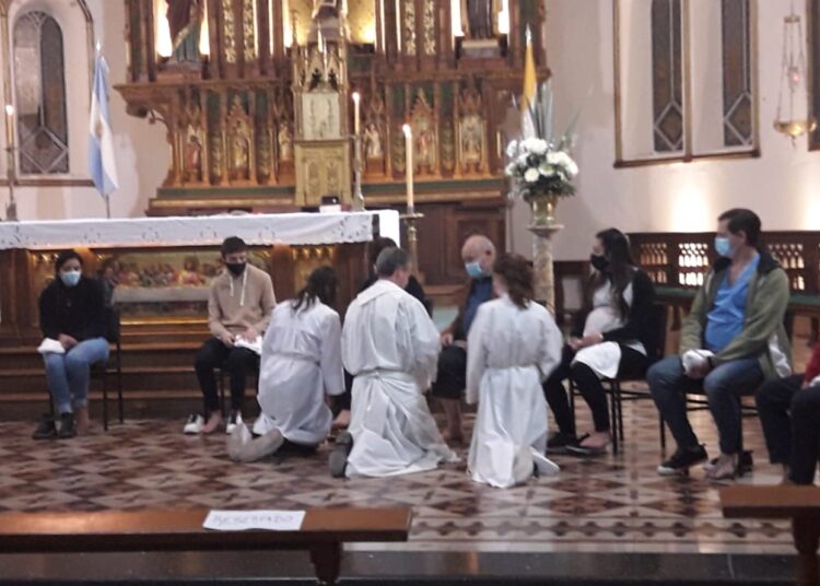 Llevaron a cabo el tradicional lavado de pies en la Parroquia del Carmen