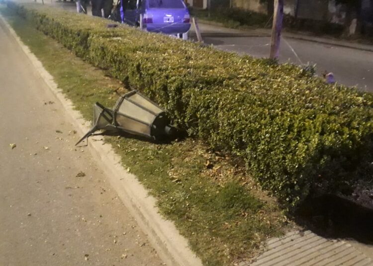 Venía rápido, arrancó una farola y destruyó su auto en Belgrano al 900