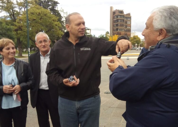 Berni entregó siete móviles para patrullar los campos y adelantó que repararán la Comisaría 1° en lugar de trasladarla