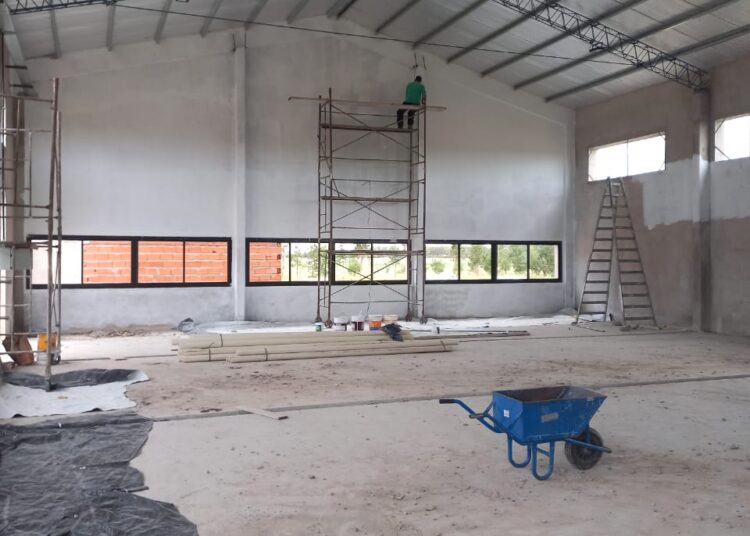 Con miras hacia la inauguración el 24, avanzan con la obra del Centro de Formación Profesional en el Polo Educativo