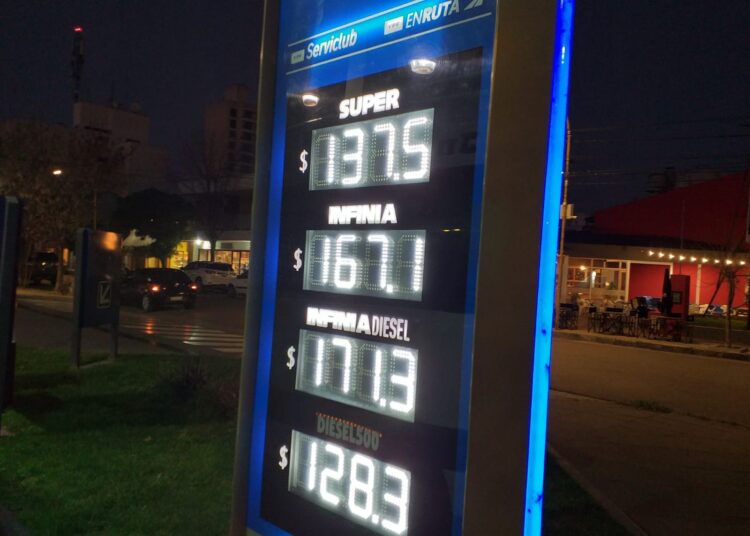 YPF siguió a las empresas privadas y aumentó el combustible a un 9% promedio