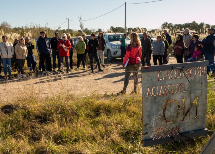 Quejas y malestar por el alambrado en el Quequén Salado