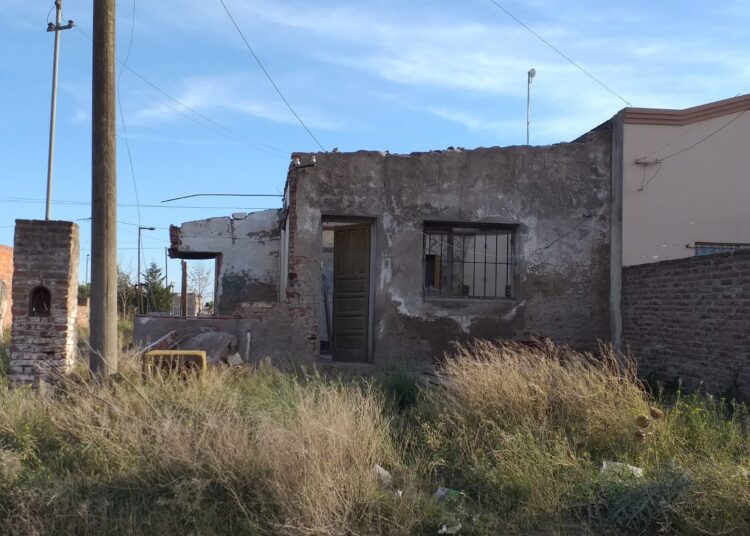 Se derrumbó una casa: Un hombre tuvo que ser trasladado al Hospital