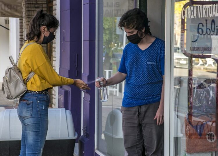 Aumento de casos de Covid 19: Guerra instó a seguir usando el barbijo