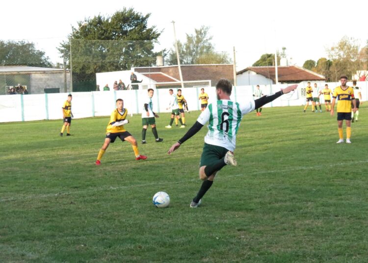 Primera: con ocho equipos separados por tres puntos, se juega la sexta del Apertura