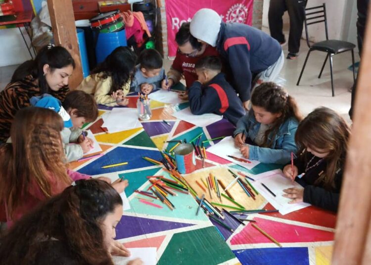 Rotaract Tres Arroyos Libertad y peluqueros realizaron jornada solidaria en el barrio Municipal