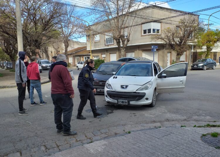 Daños en dos autos tras choque en Falucho e Istilart