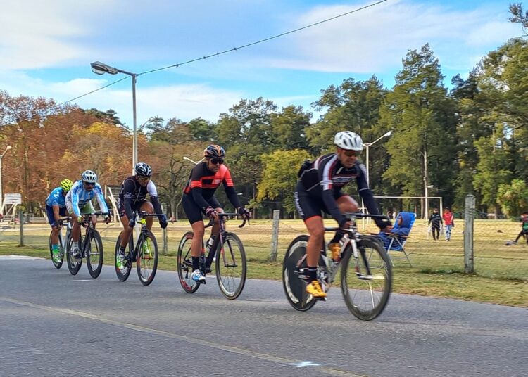Participación local en encuentros ciclistas en Lobos y Tapalqué