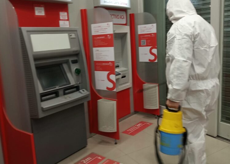 Tras el alza en casos de Covid 19, desinfectan cajeros automáticos