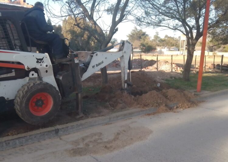 Cascallares: efectúan el zanjeo para instalar caños de agua