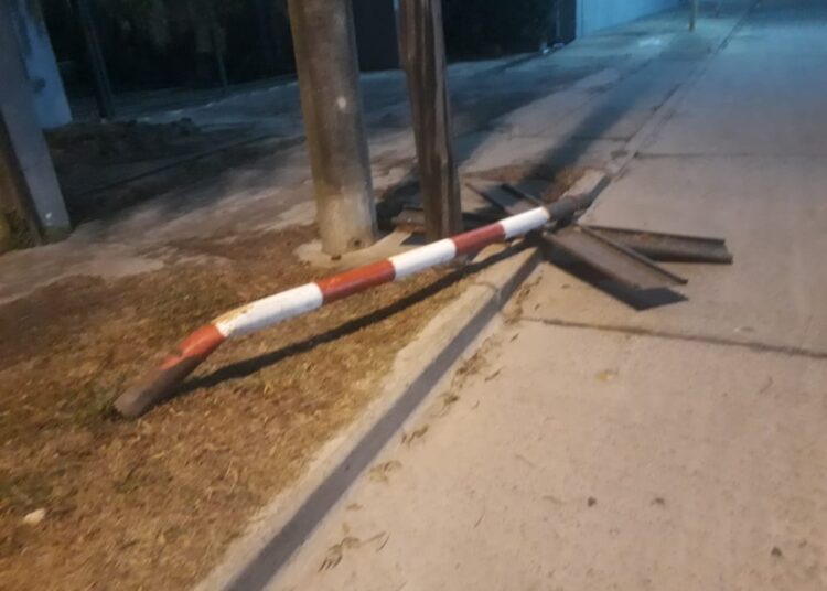 ¿Lo irán a reponer?: retiraron uno de los carteles del paso a nivel en Castelli y las vías
