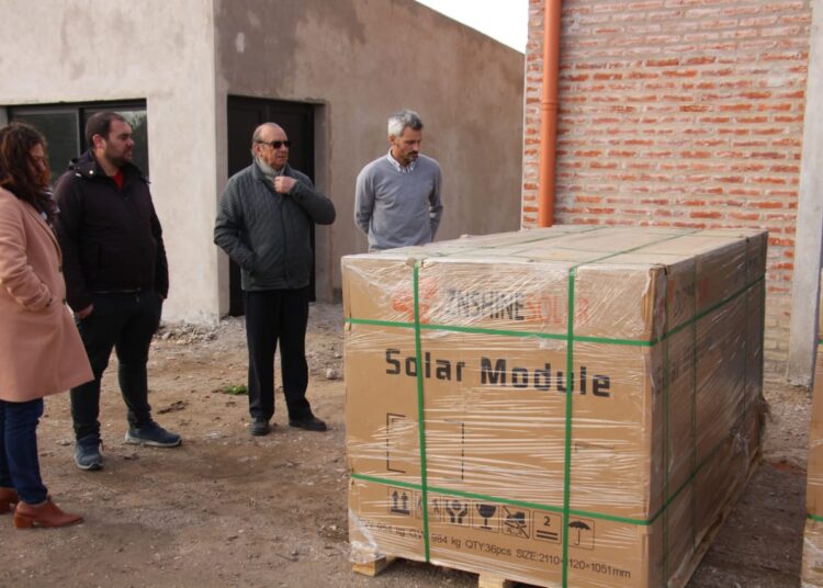 Descargaron los paneles para comenzar la obra del Parque Solar en el Polo Educativo