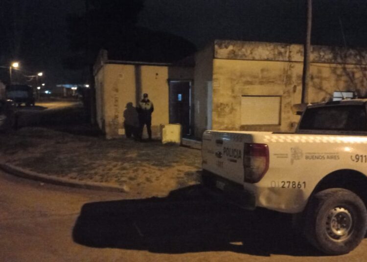 Robaron en un supermercado, se fugaron y abandonaron a un menor en un remisse