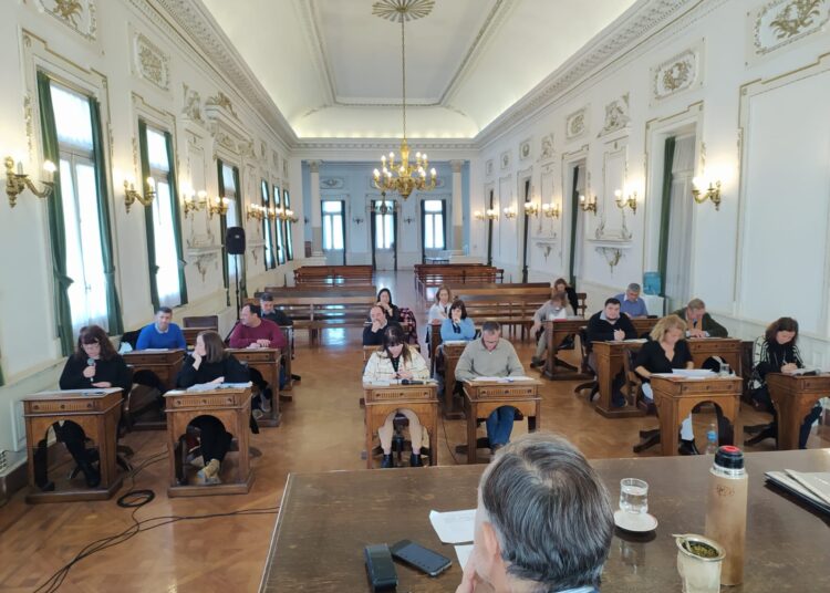 Sin el aumento de tasas entre los ejes, sesionó el Concejo y aprobó un crédito por $235 millones