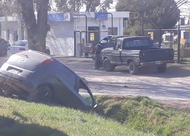 Se despistó y cayó en una zanja en ruta 3 y Larrea