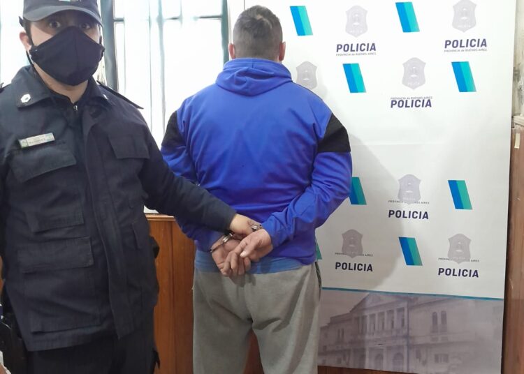 Un aprehendido por golpear a su pareja