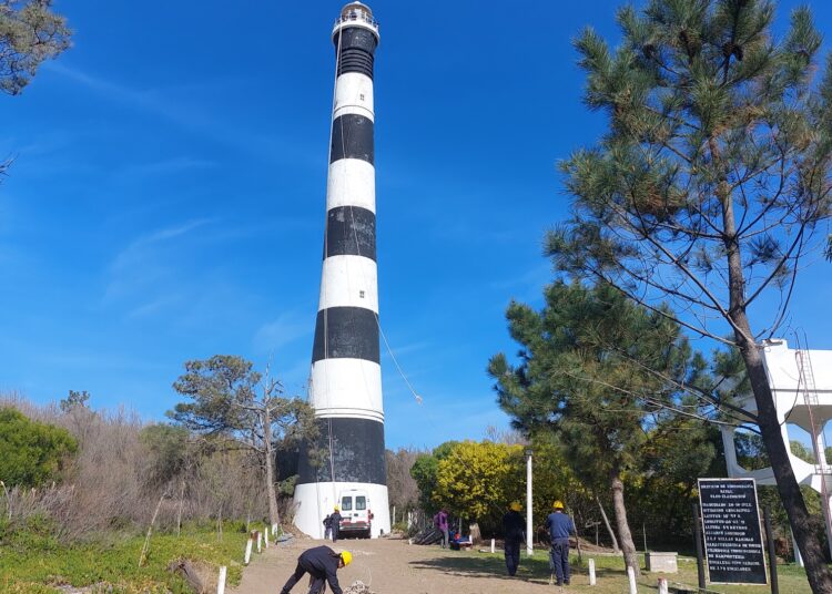 Comenzaron con los preparativos para pintar el Faro de Claromecó