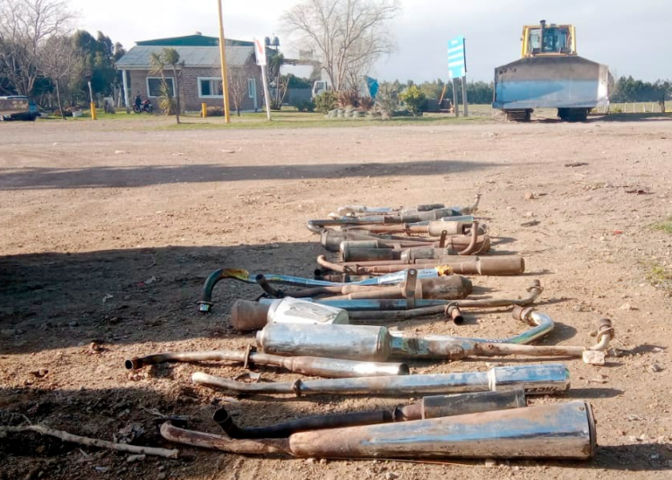 Destruyeron treinta caños de escapes en el exbasurero