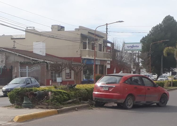 Por esquivar a una moto, tumbó una farola: es la segunda vez que pasa en el mismo lugar