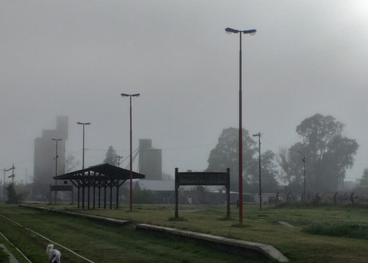 La densa niebla, protagonista silenciosa de la mañana