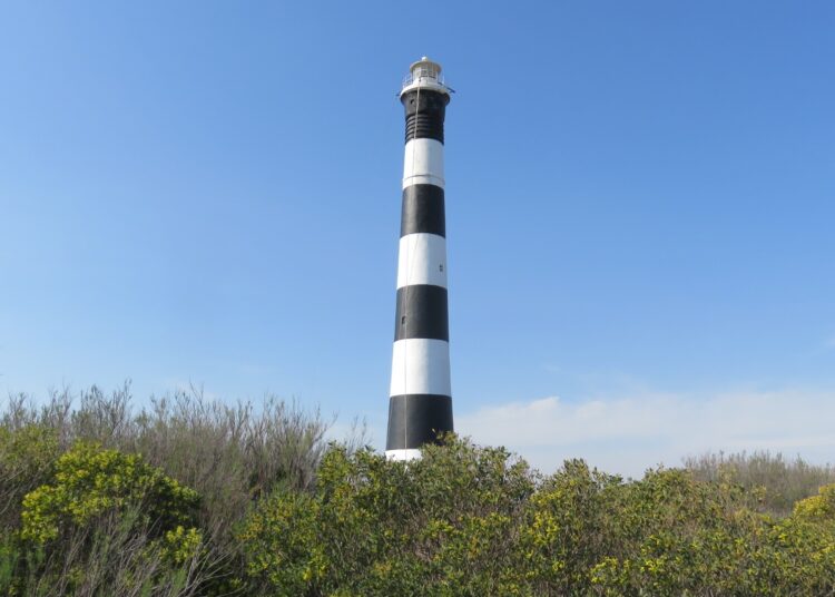 A un mes y medio del centenario, avanzan con el repintado del Faro claromequense