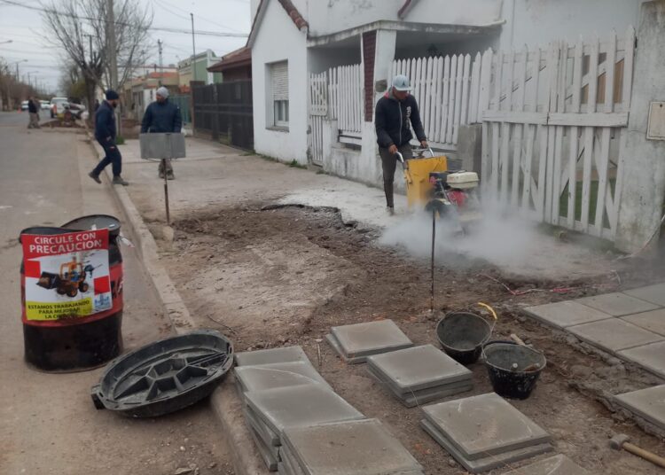 Reconstruyen veredas en Bernardo de Irigoyen del 400 al 500