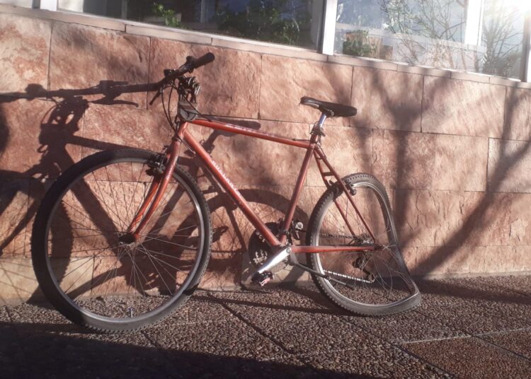 Un ciclista terminó con heridas tras ser embestido en Quintana y Belgrano