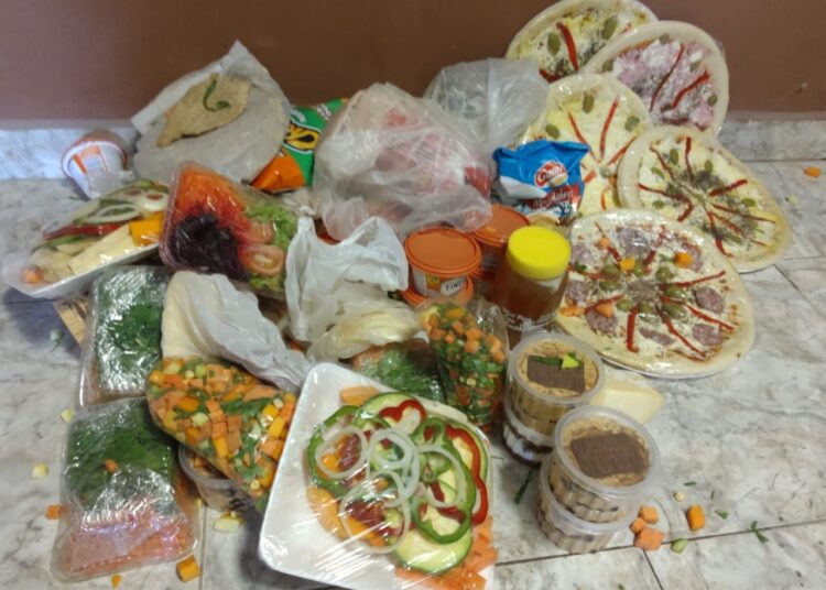 Secuestaron alimentos vencidos y con moho de un almacén