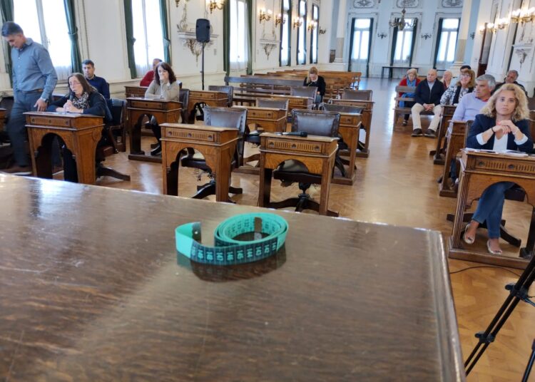 Interpelación por el exBorneo, final abierto y con centímetro: la oposición embistió contra el oficialismo y tildó a Sánchez de «machista» y «señor caprichoso»