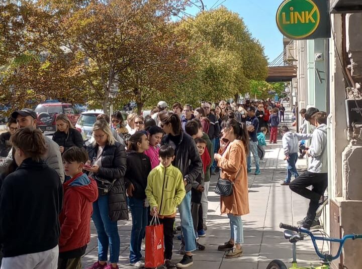 La fiebre por las figus del Mundial no baja, se multiplica: una cuadra de cola en el centro