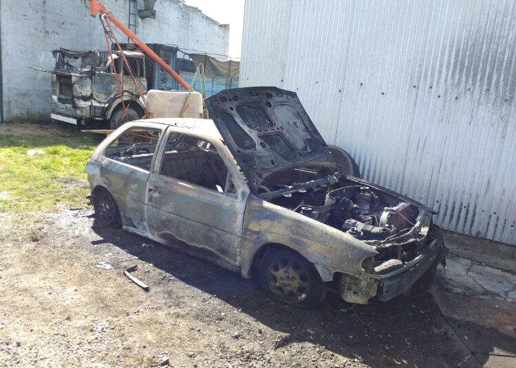 Volvieron los quemacoches: dos vehículos destruídos por un incendio intencional