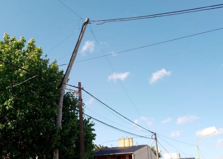 Por un poste con riesgo de caída, piden circular precautoriamente por Falucho y las vías