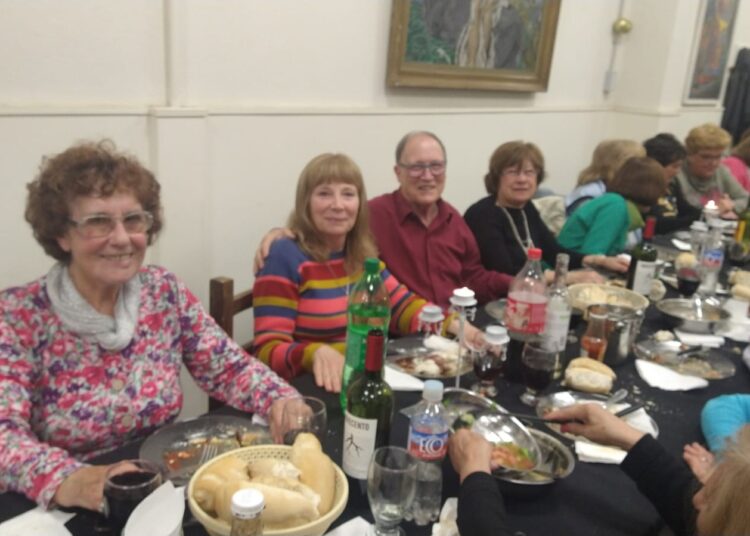 Jubilados mercantiles compartieron cena por el Día de la Madre