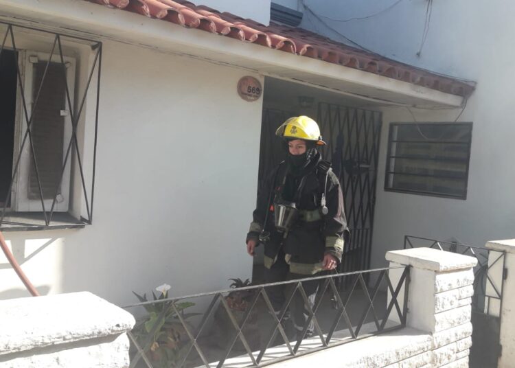 Sofocaron incendio en una vivienda de Plaza del Árbol
