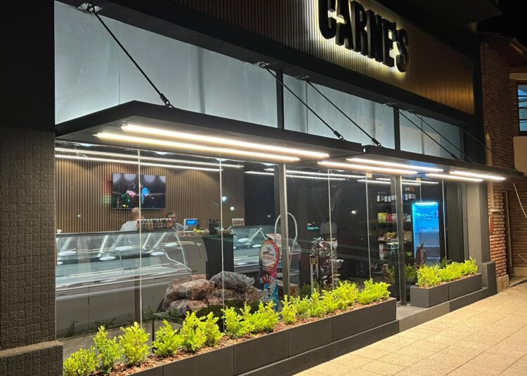 Carne´s se suma a la oferta comercial local