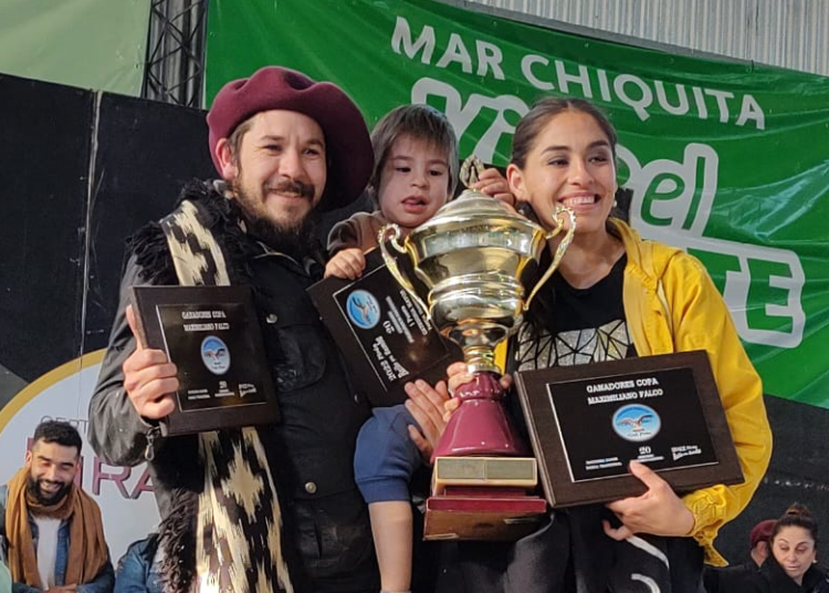 Pareja local de zamba se alzó con el primer premio en un certamen folklórico
