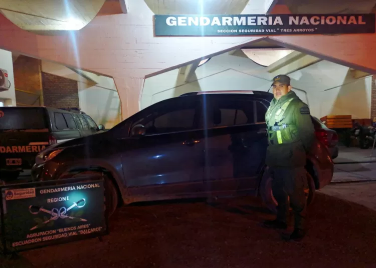 Encapuchados robaron y golpearon a dos personas a una cuadra de la sede de Gendarmería