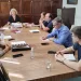 Lo atamos con goma: a falta de guardarrail, un neumático como contención