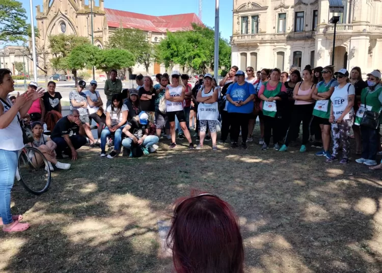 Organizaciones sociales protestaron por recortes en el Potenciar Trabajo: «nos duele que nuestro gobierno empiece a cortar por lo más delgado», lamentan