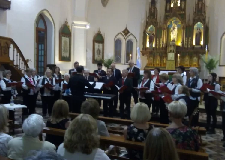 El Coro Buenos Amigos despidió el año con su tradicional Coral Navideña
