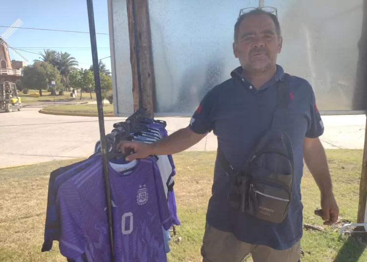 «Vamos vendiendo, la gente está entusiasmada», señaló el histórico vendedor de camisetas de San Martín y Ameghino