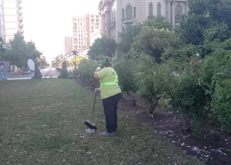Limpiaron la Plaza San Martín tras los festejos por el Mundial