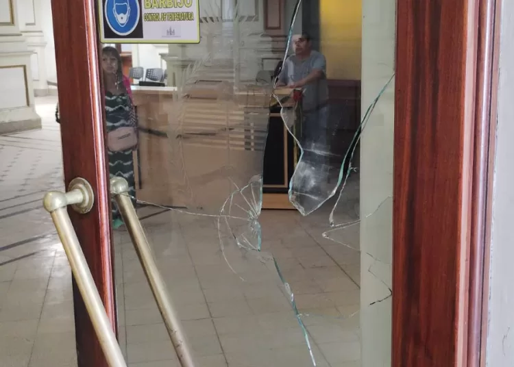 Así quedó la Municipalidad tras los «festejos»: vidrios rotos, mugre y se robaron una bandera
