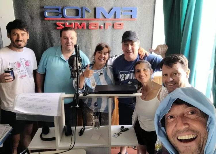 Federico Blanco y su tradicional brindis en los estudios de la Radio