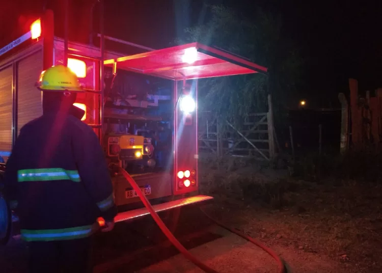 Un incendio presuntamente intencional arrasó con una vivienda