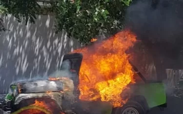 Claromecó: un jeep fue consumido por el fuego en pleno centro