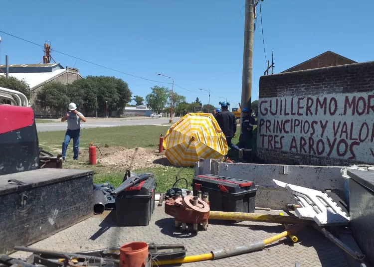 Controlaron y sellaron una importante fuga de gas tras rotura de un caño por una máquina vial