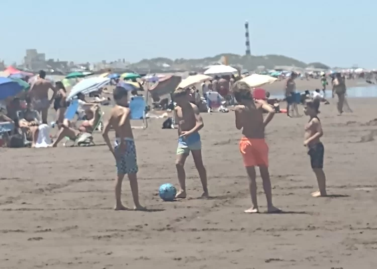 Claromecó: el calor atrajo a los turistas a la playa