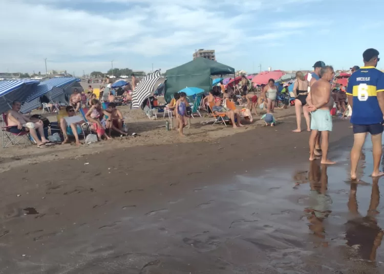 Un mar pero de gente: masiva concurrencia a la playa y advertencias por el uso del agua y la electricidad