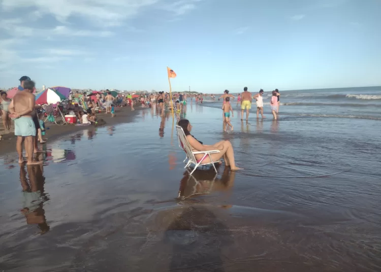 Un mar pero de gente: masiva concurrencia a la playa y advertencias por el uso del agua y la electricidad